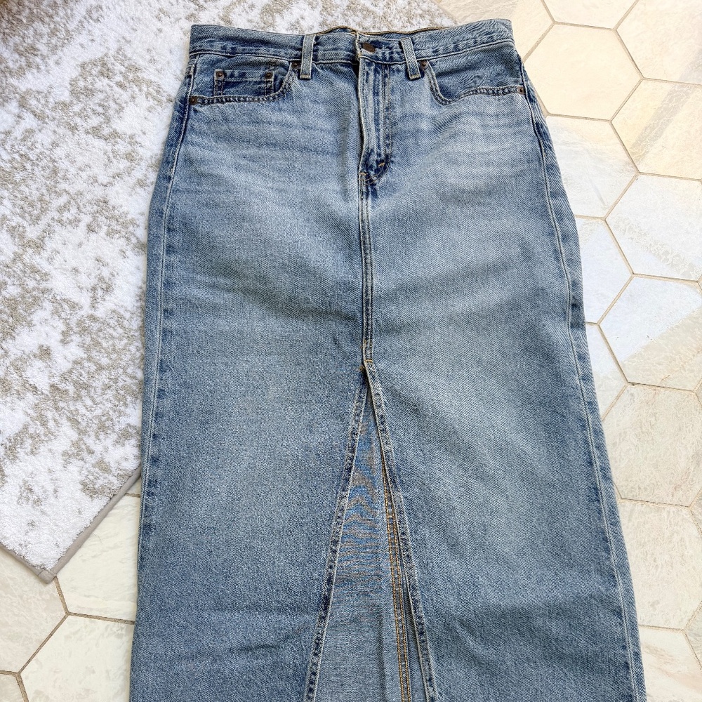 Levi’s Denim Jean Skirt with front slit blue wash color size 27
